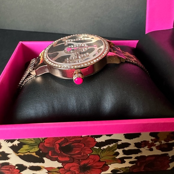 Betsey Johnson large face leopard mesh band watch with magnetic closure 🐾 - Picture 5 of 7
